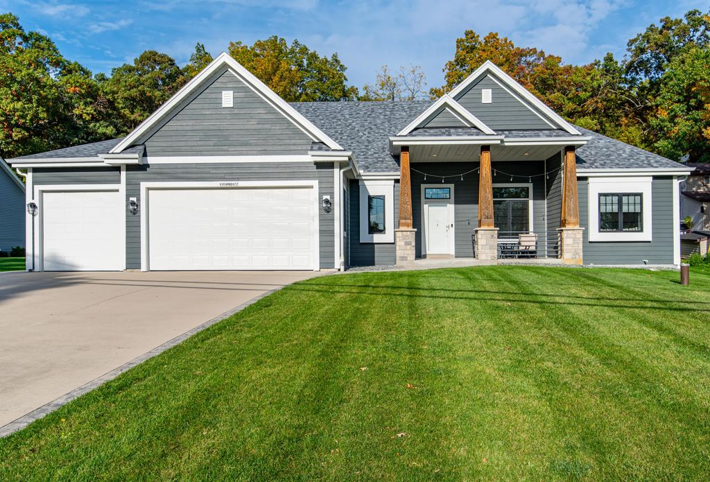 W304n2477 Maple Ave, Delafield