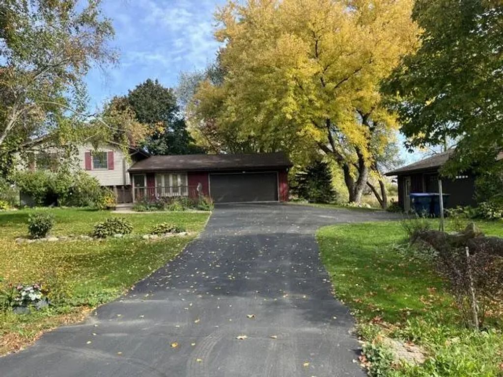 W264s3768 Lawrence Ln, Waukesha