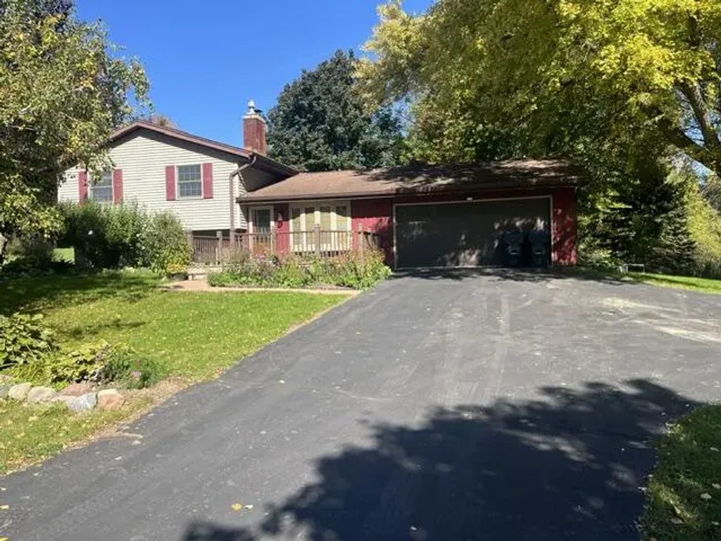 W264s3768 Lawrence Ln, Waukesha