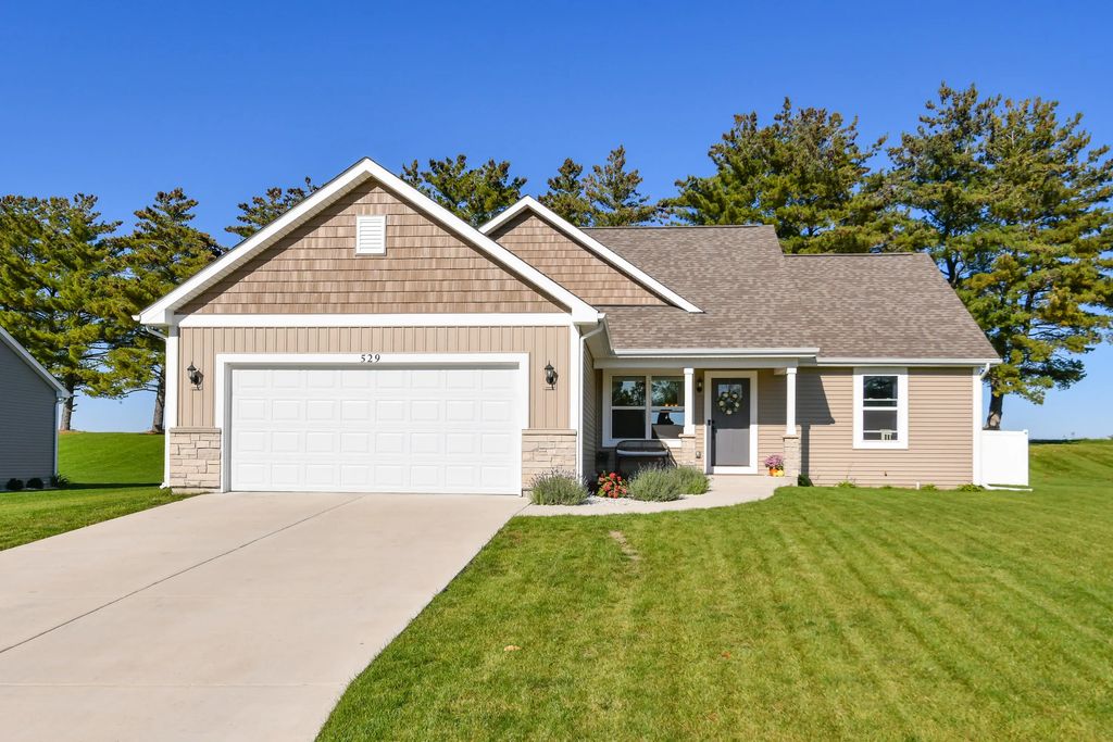 529 Arbor Ridge Dr, Delavan
