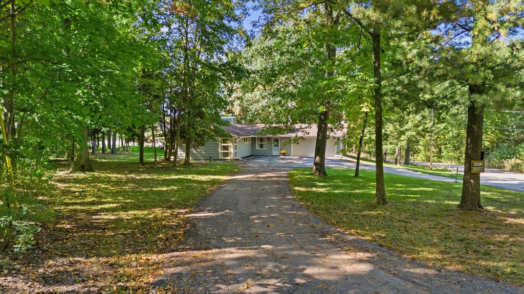 W271s3599 Oak Knoll Dr, Waukesha