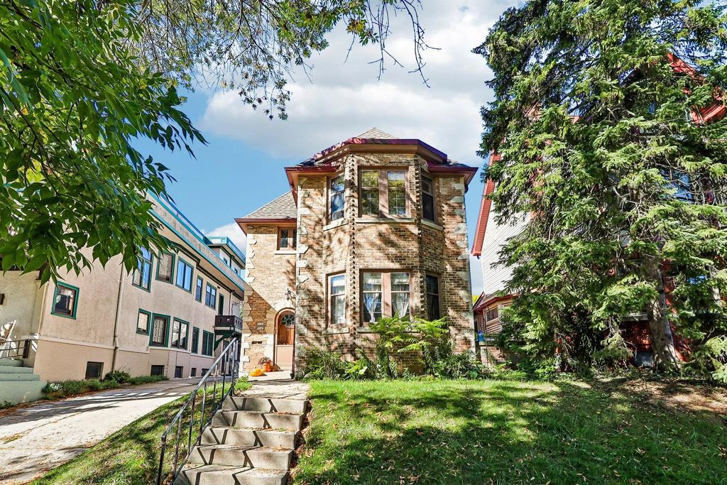 3247 N Summit Ave, Milwaukee