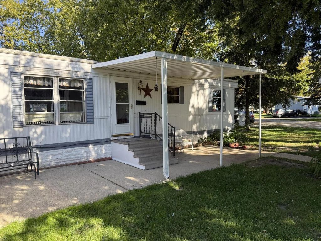 1448 Meadow Ln, Lyons