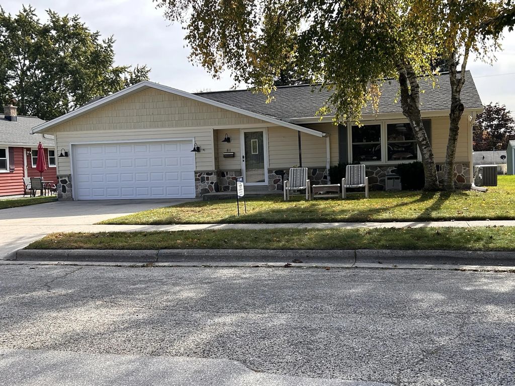 811 Meadowbrook Dr, West Bend