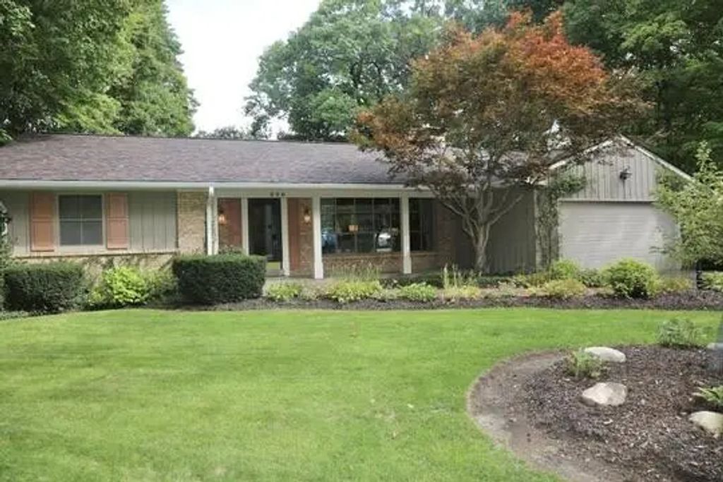 590 E Ravenswood Hills Cir, Brookfield
