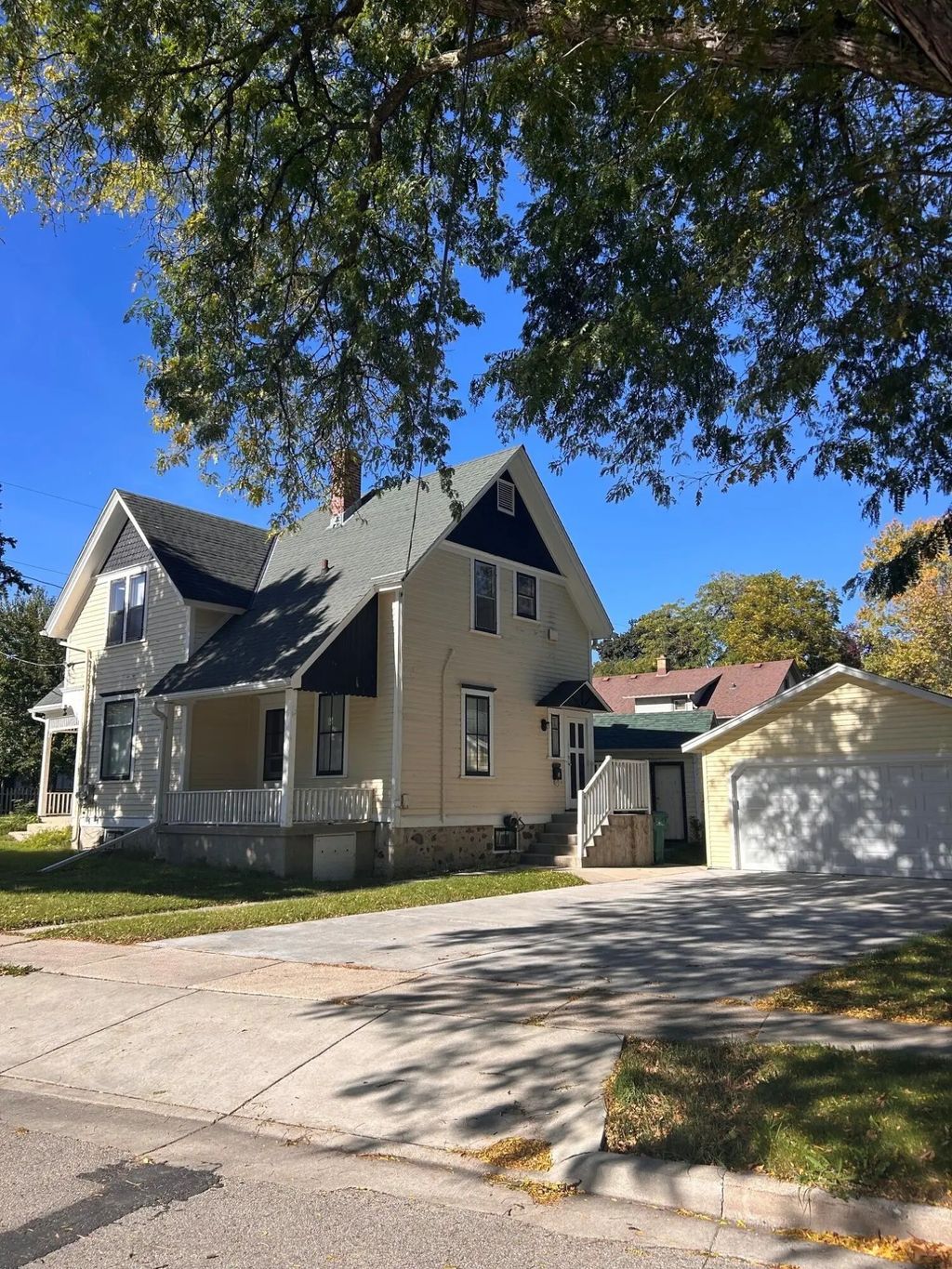 W58n421 Hilbert Ave 423, Cedarburg