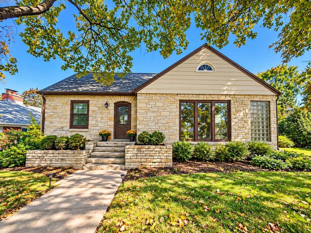 304 Oxford Rd, Waukesha