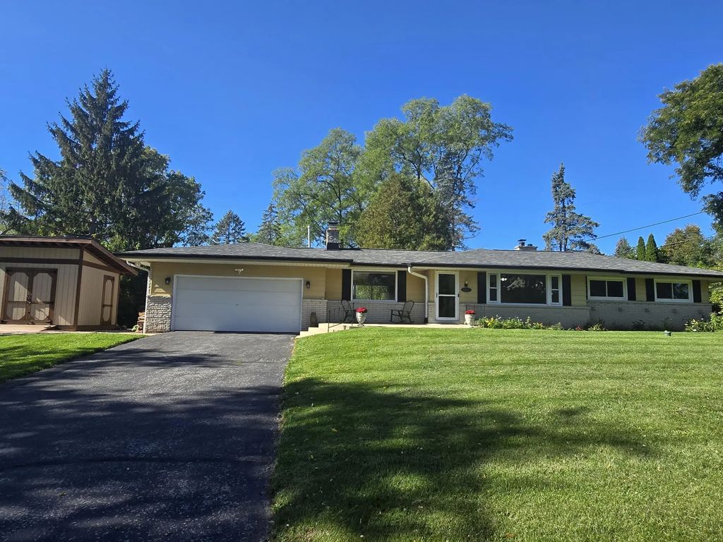 1425 S Sunny Crest Dr, New Berlin