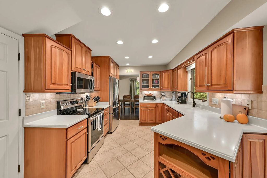 21400 Lancelot Dr, Brookfield