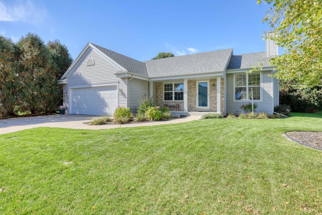 419 Majeskie Dr, Pewaukee