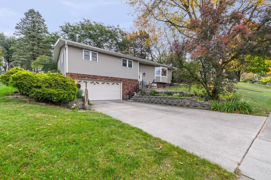 102 Birch Ln, Hartford