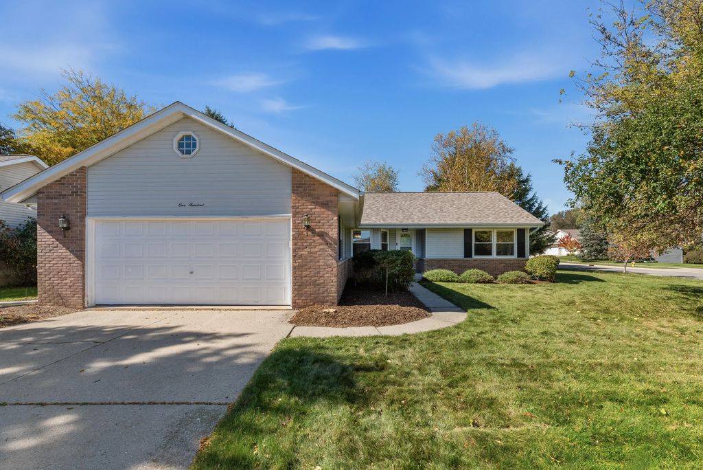 100 Deer Ridge Dr, West Bend
