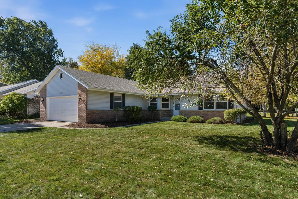 100 Deer Ridge Dr, West Bend
