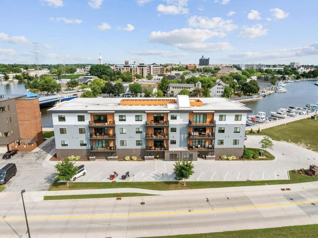 750 S Pier Dr 7, Sheboygan