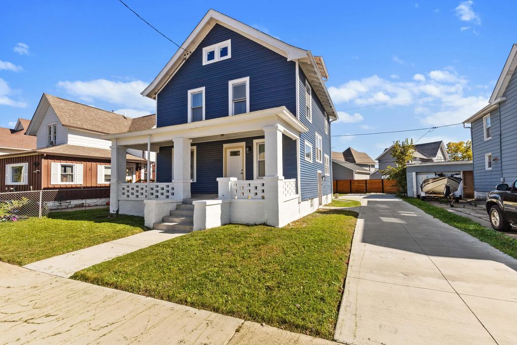 1037 White Rock Ave, Waukesha