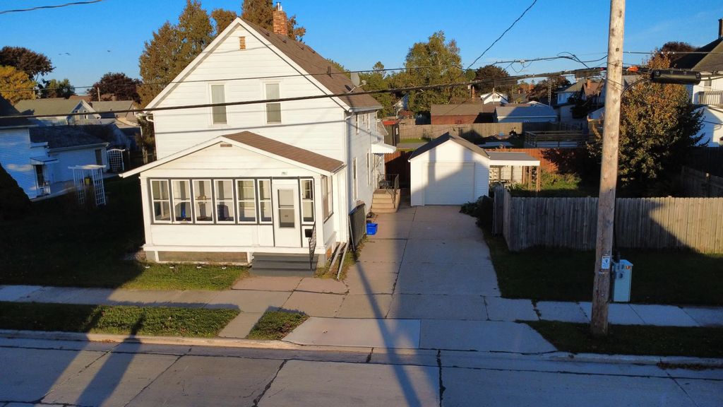 1911 Jackson St, Two Rivers