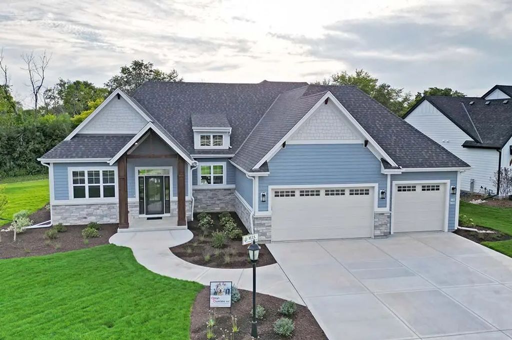 1342 W Falcon Dr, Mequon