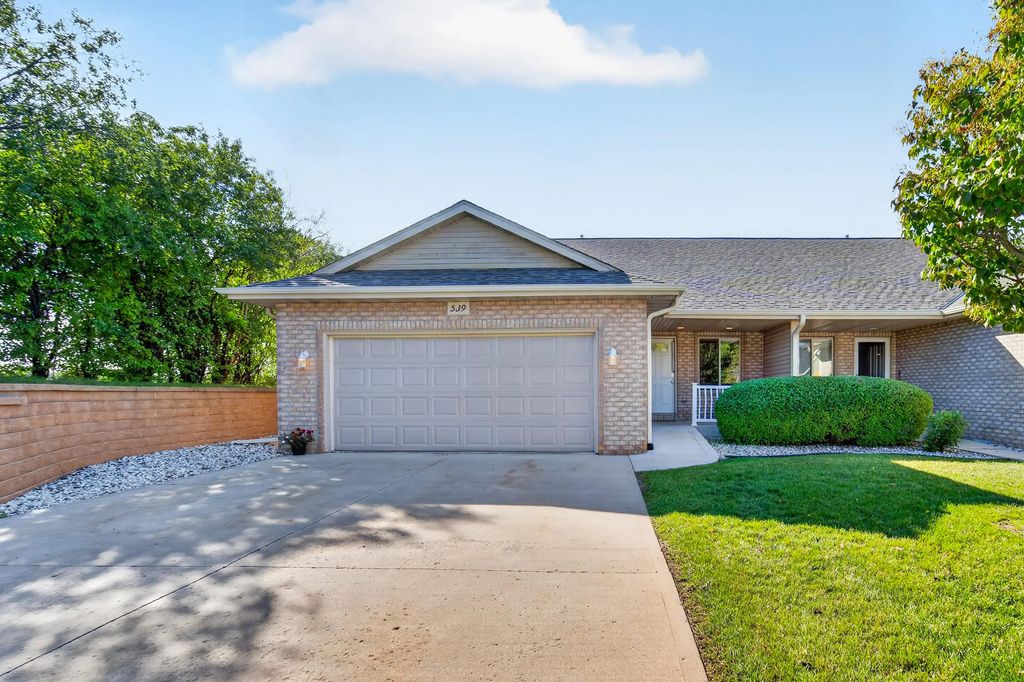 539 Bolson Dr, Oconomowoc