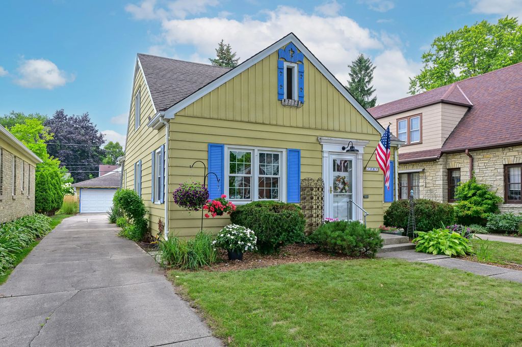 2361 N 82nd St, Wauwatosa