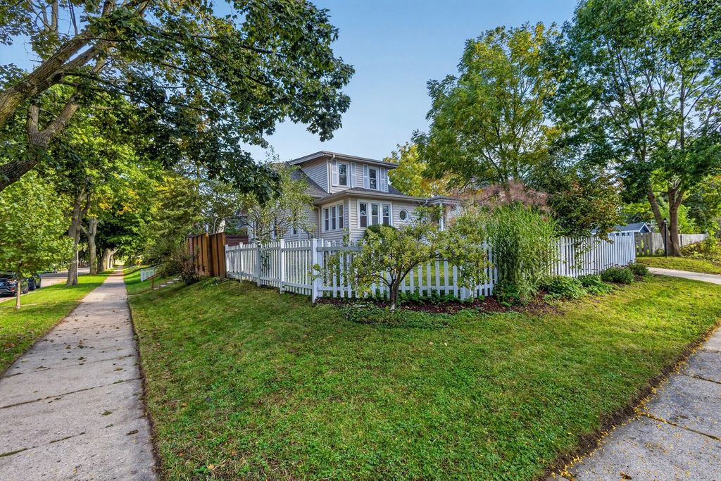 1500 E Kensington Blvd, Shorewood