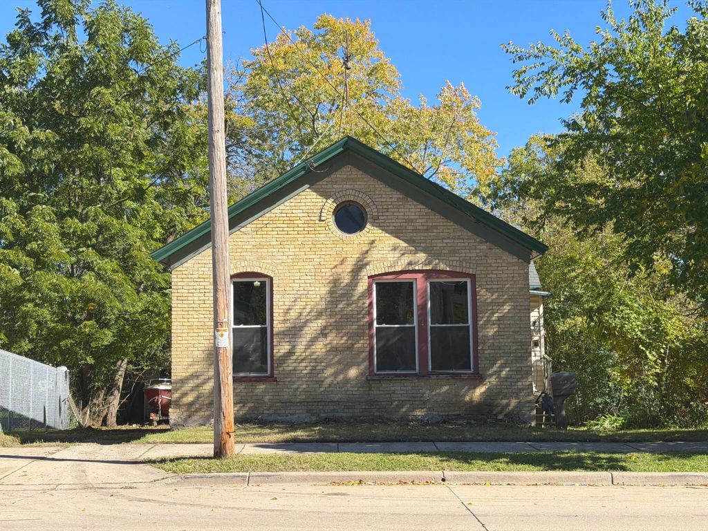 1305 Dr Martin Luther King Dr, Racine