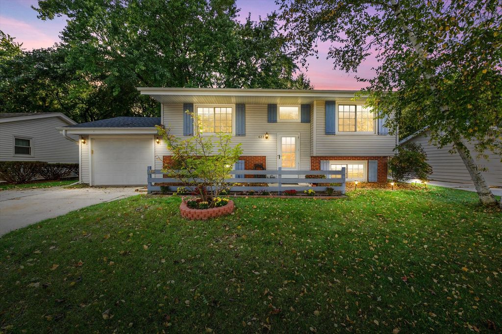 622 Clearview Dr, West Bend
