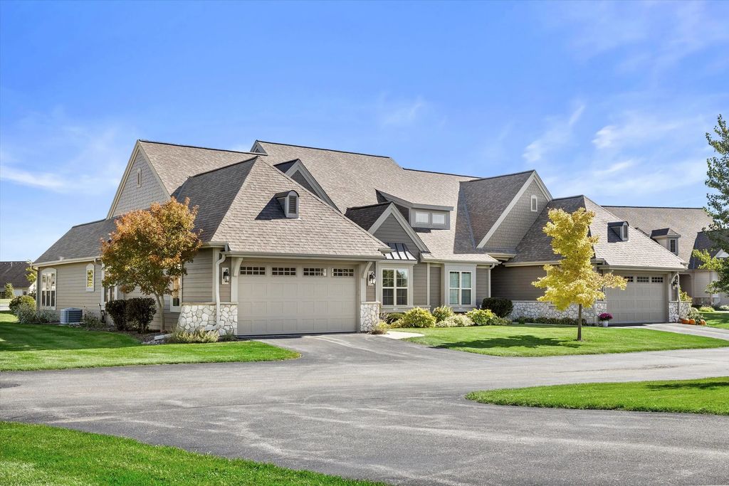 1648 Belmont Ln, Oconomowoc