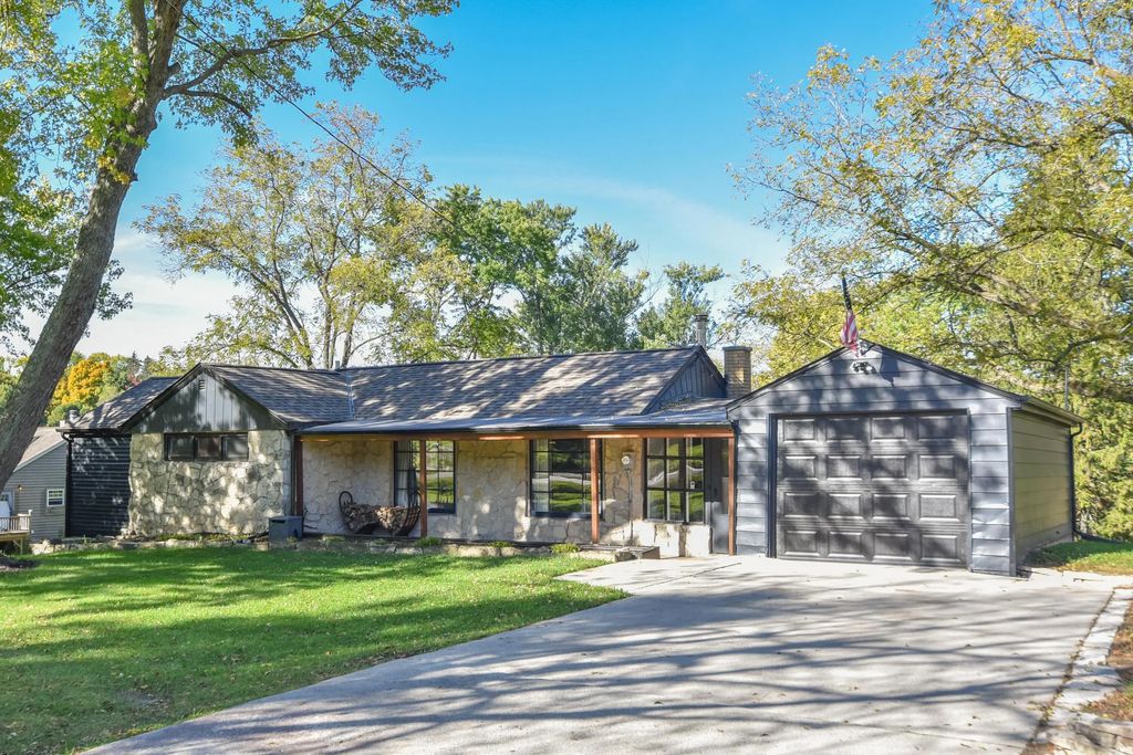 531 N Green Bay Rd, Grafton