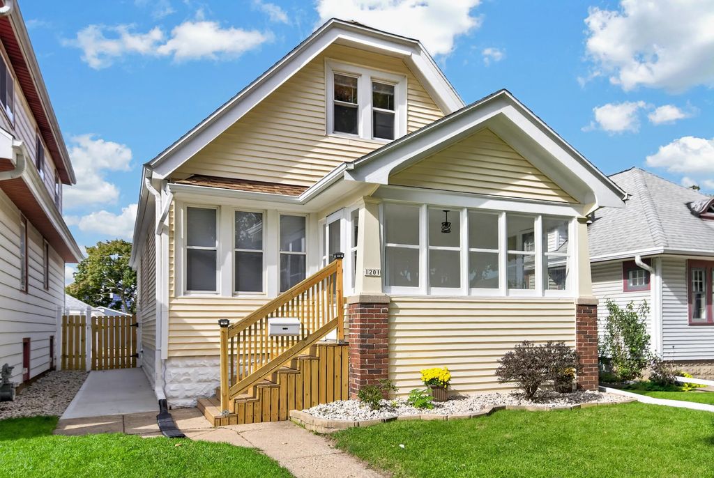 1201 S 75th St, West Allis