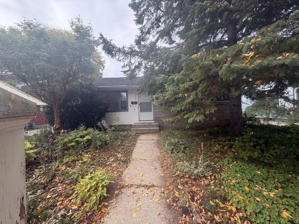 8023 W Scranton Pl, Milwaukee