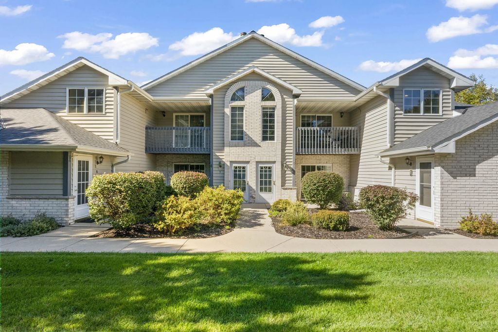 W240n2566 E Parkway Meadow Cir 5, Pewaukee