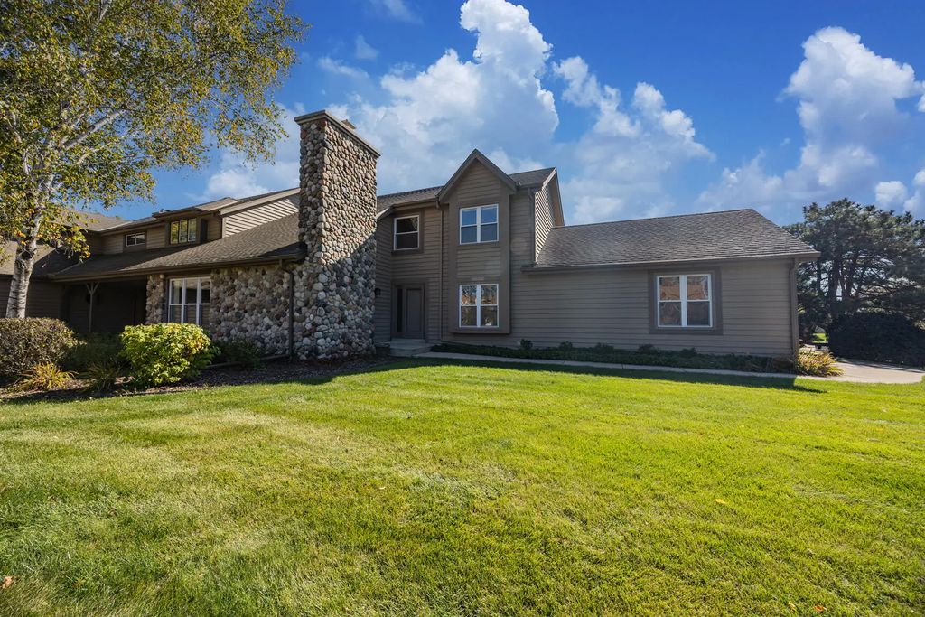 1515 W De La Warr Cir, Mequon
