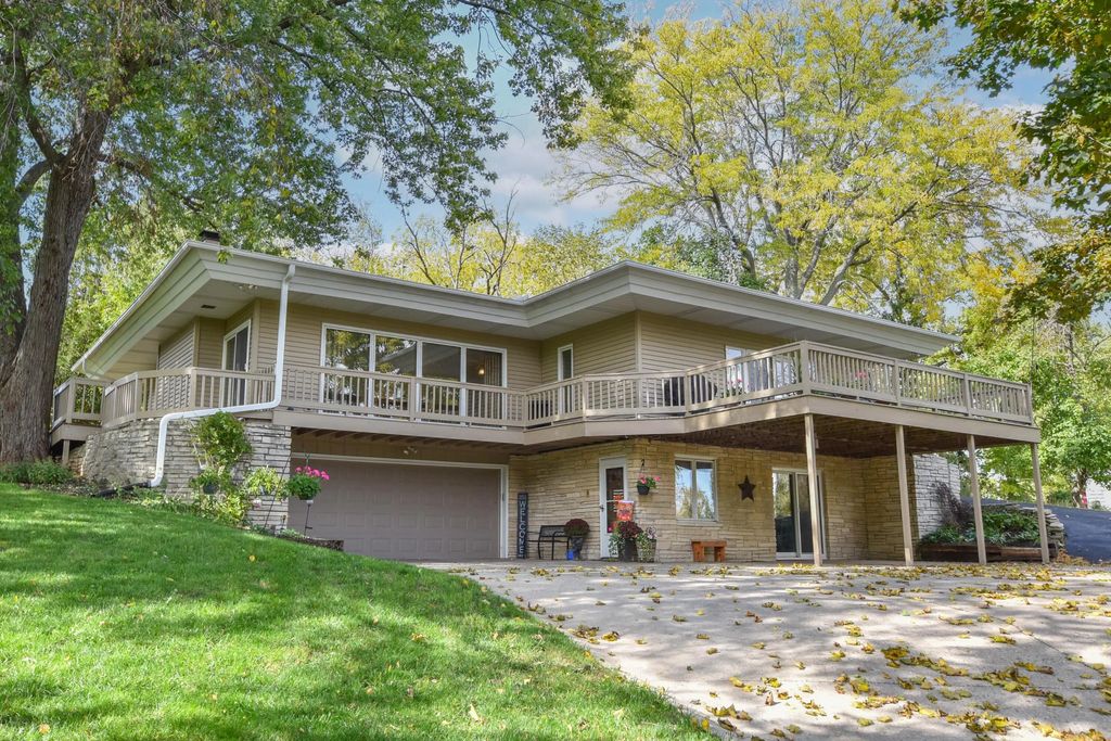 10 Brian Ct, Watertown