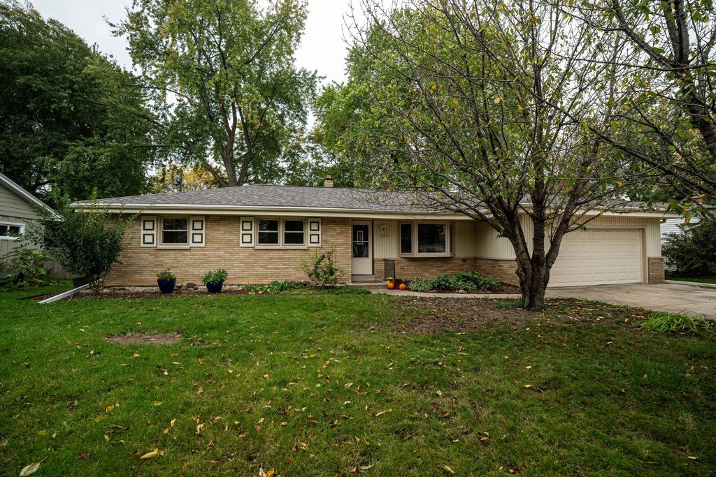 10849 W Derby Ave, Wauwatosa