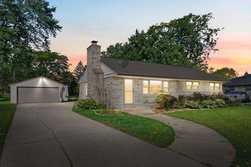 4551 N 100th St, Wauwatosa