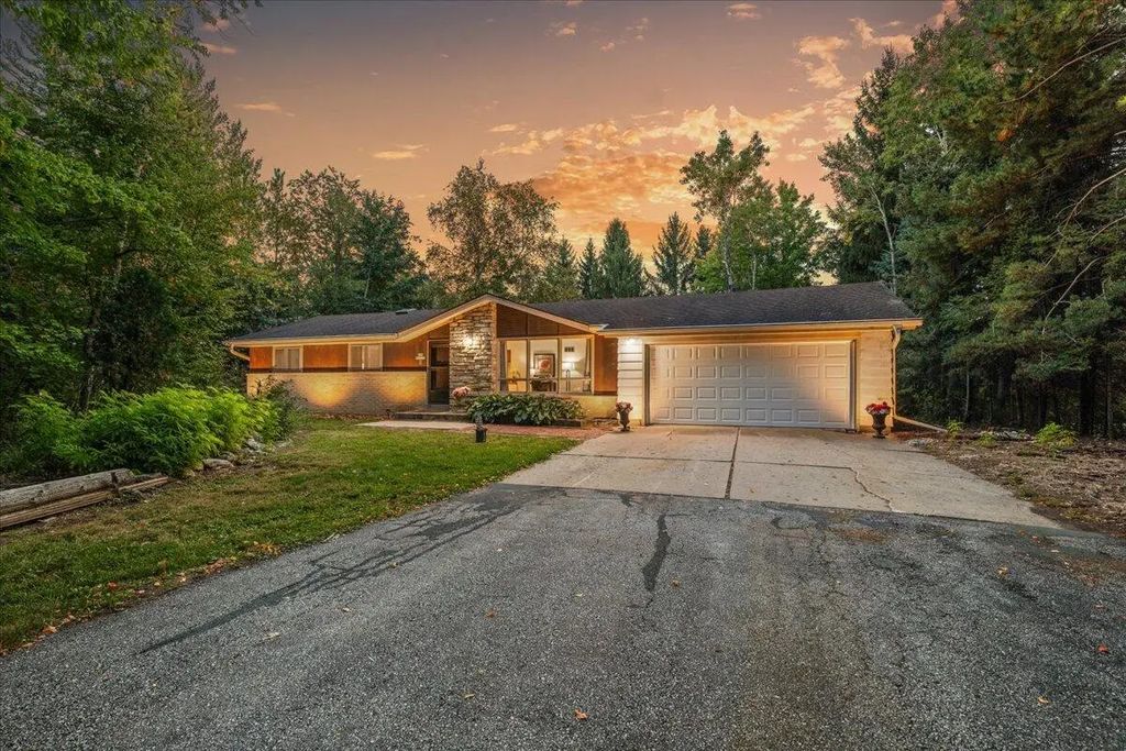 N30w22171 Green Rd, Pewaukee