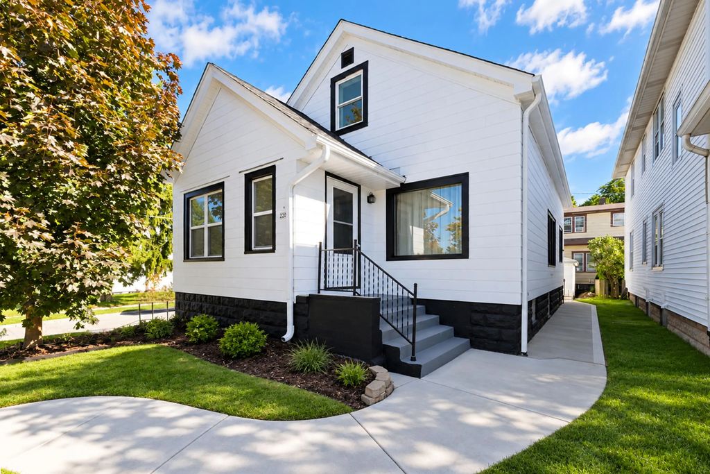 2200 S 89th St, West Allis