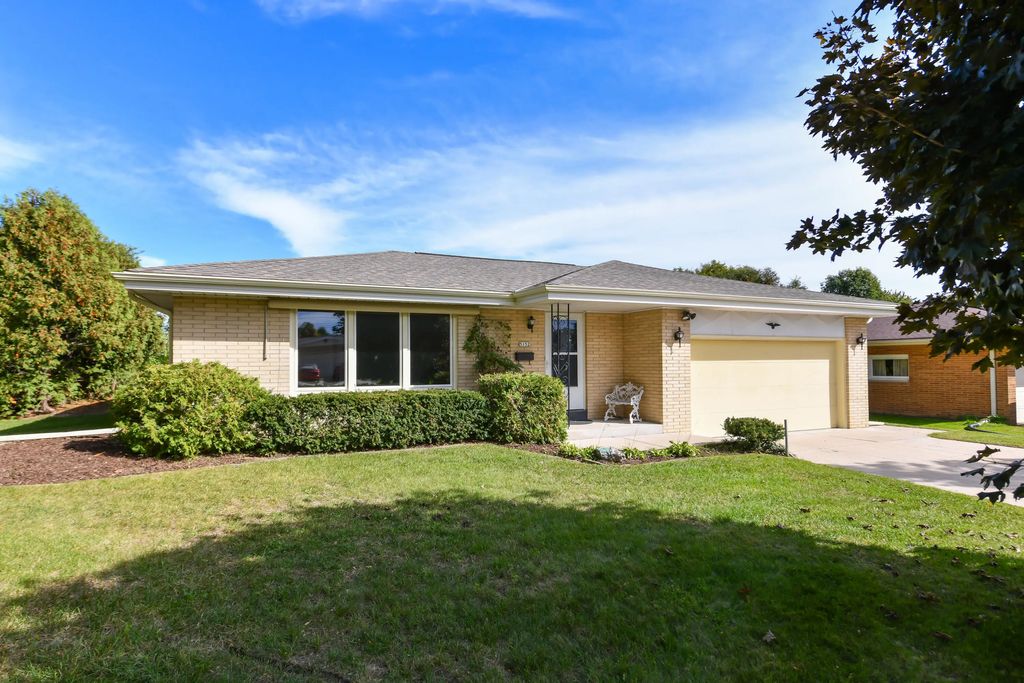 5152 Maplewood Dr, Greendale