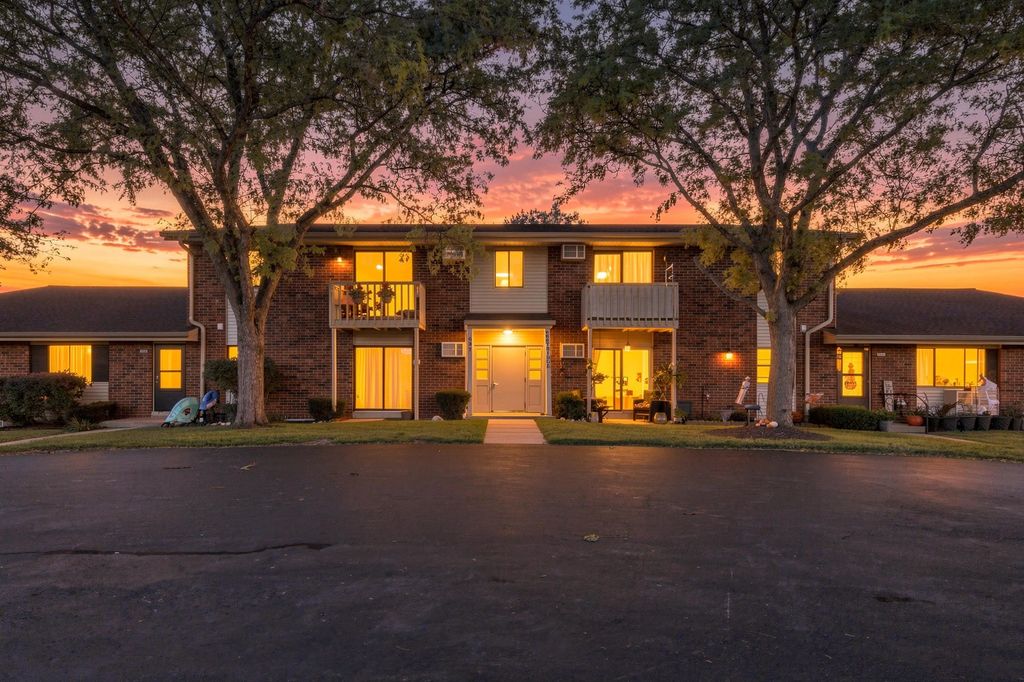 637 Westridge Dr 8, West Bend