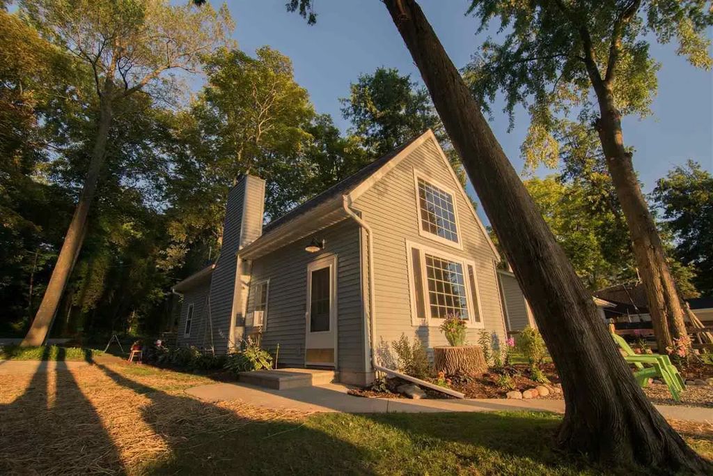 2769 Bay Rd, Gardner