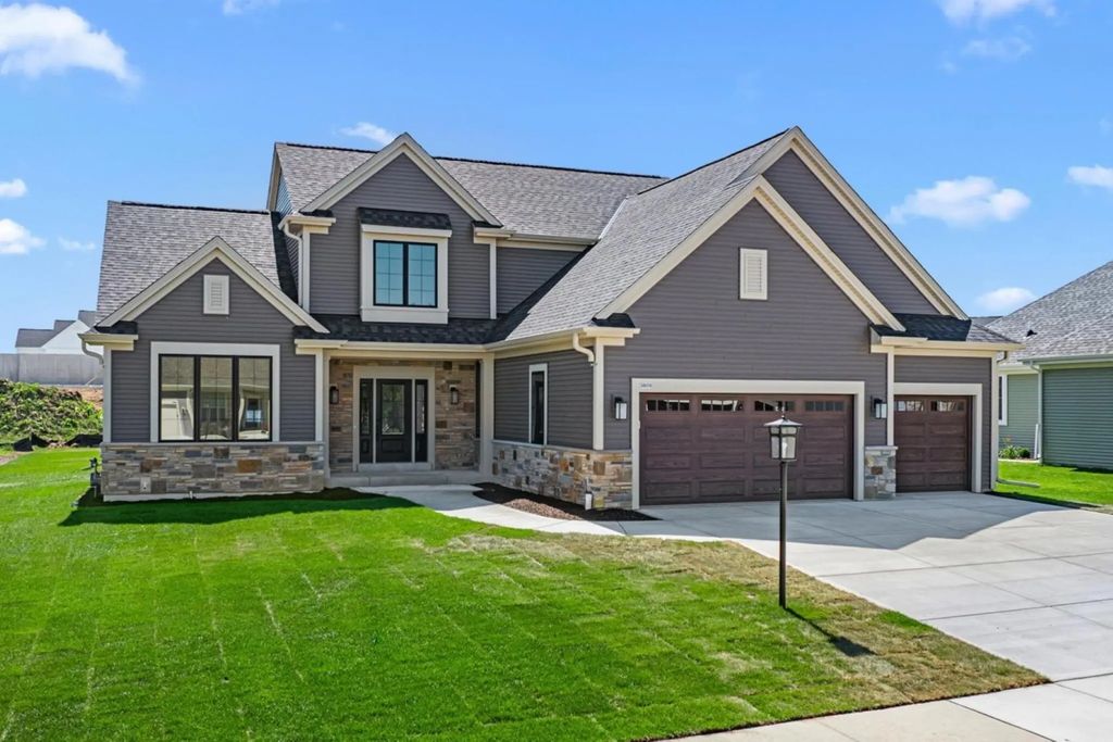 3809 White Oak Way, Waukesha