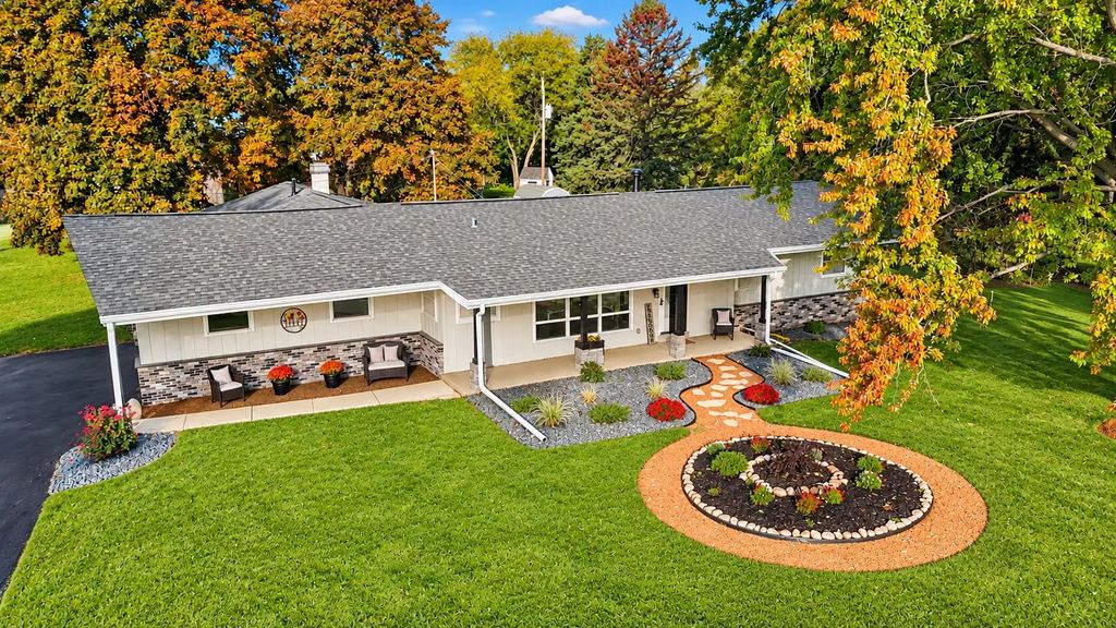 W226n8041 Longview Dr, Lisbon