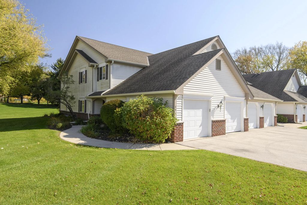 652 Pewaukee Rd E, Pewaukee