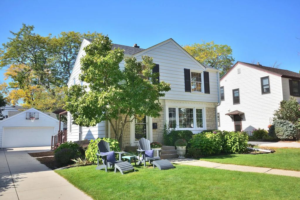 6147 N Shoreland Ave, Whitefish Bay