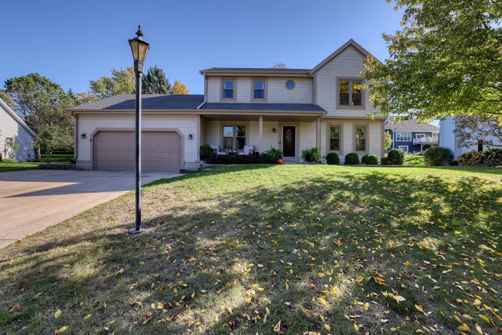 444 Cheshire Ln, Pewaukee