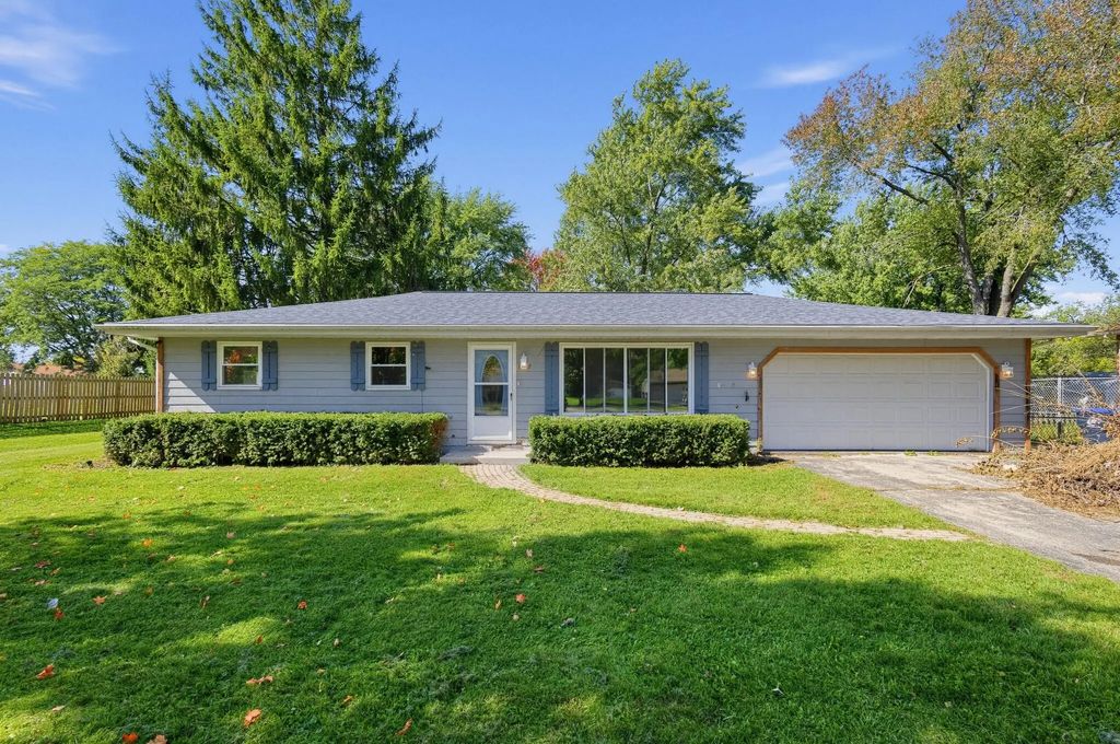 1222 S Meadowlark Ln, Elkhorn