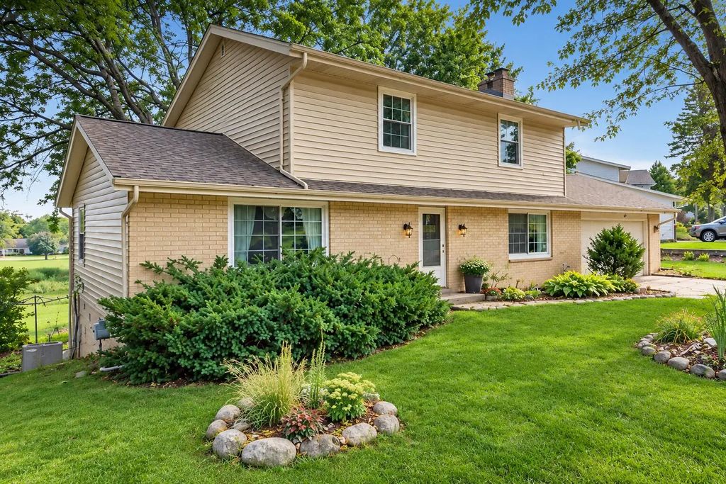 2721 Minot Ln, Waukesha