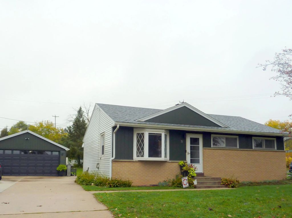 714 E Wisconsin Ave, Pewaukee