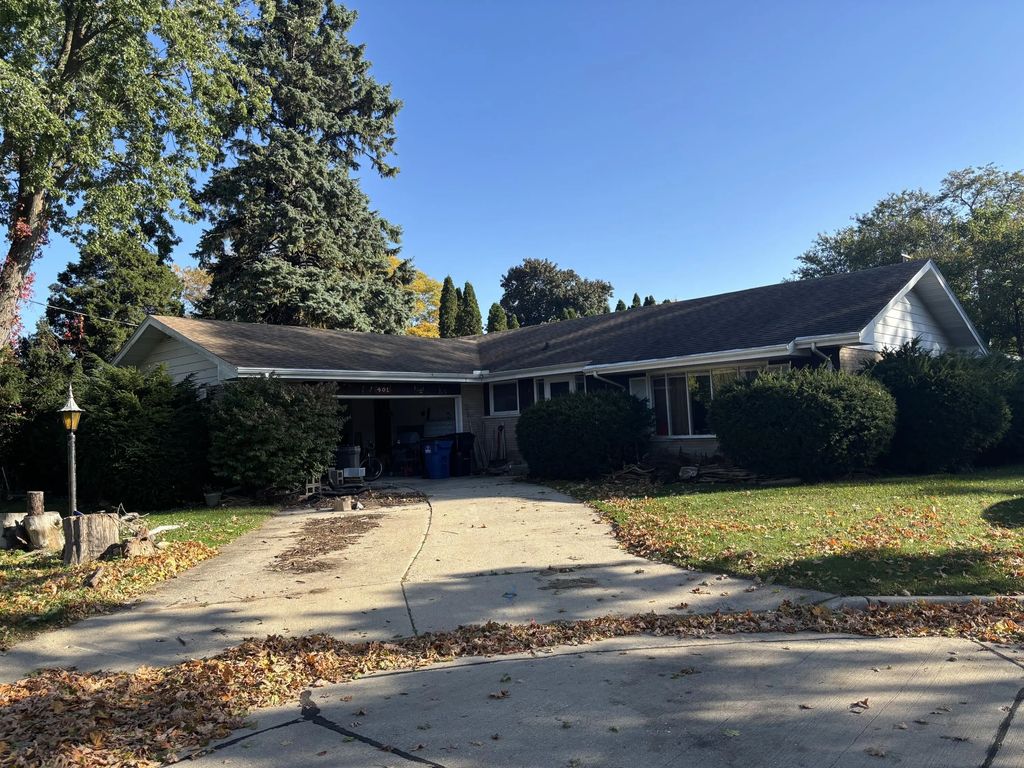 401 Flower Ln, Racine