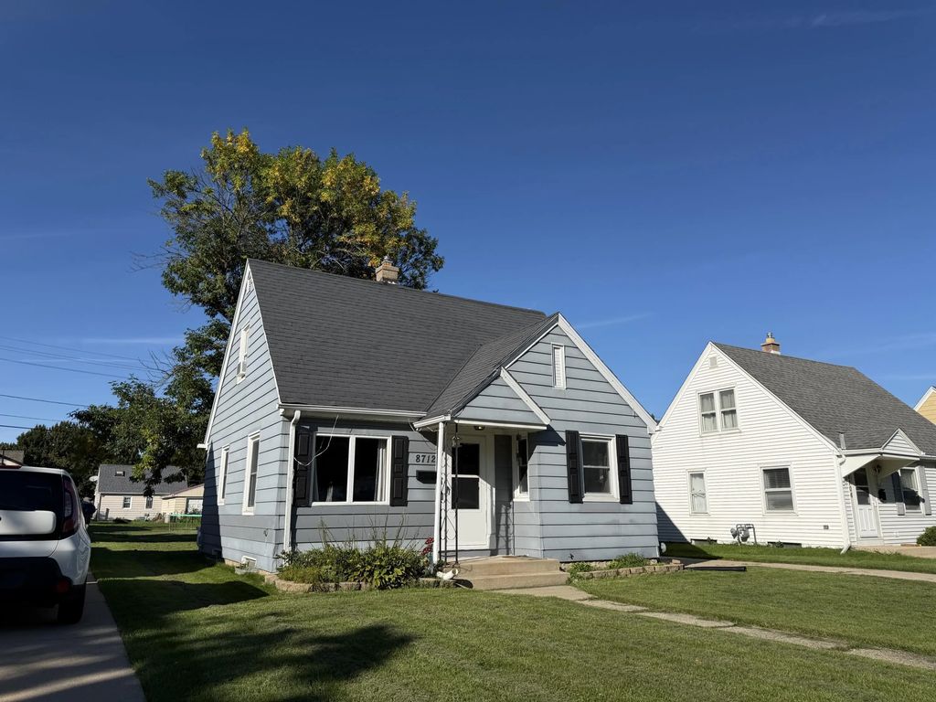 8712 W Montana Ave, West Allis